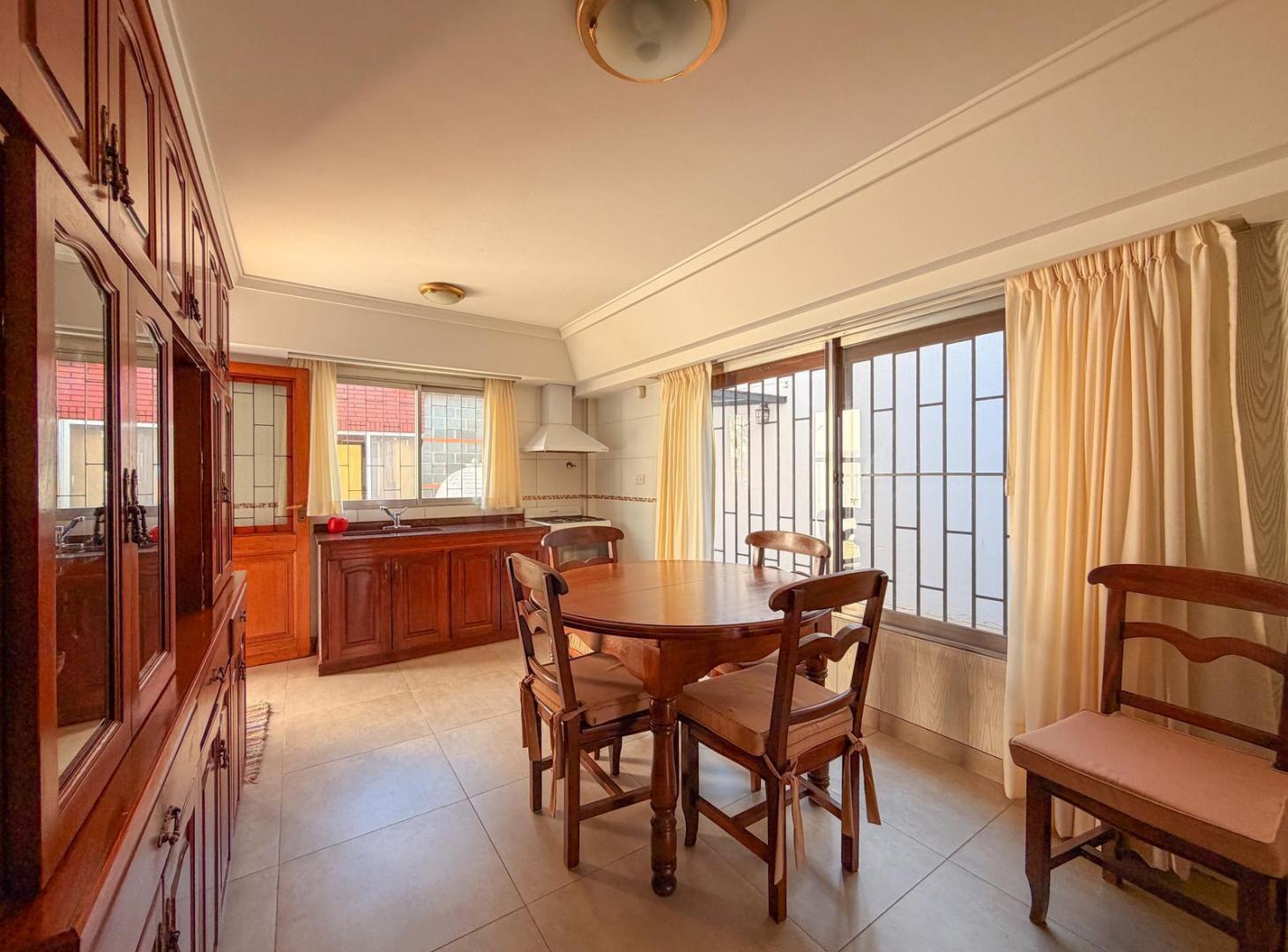 Foto de Casa en venta en Lanus Este 3 ambientes con patio y garage, imagen 2