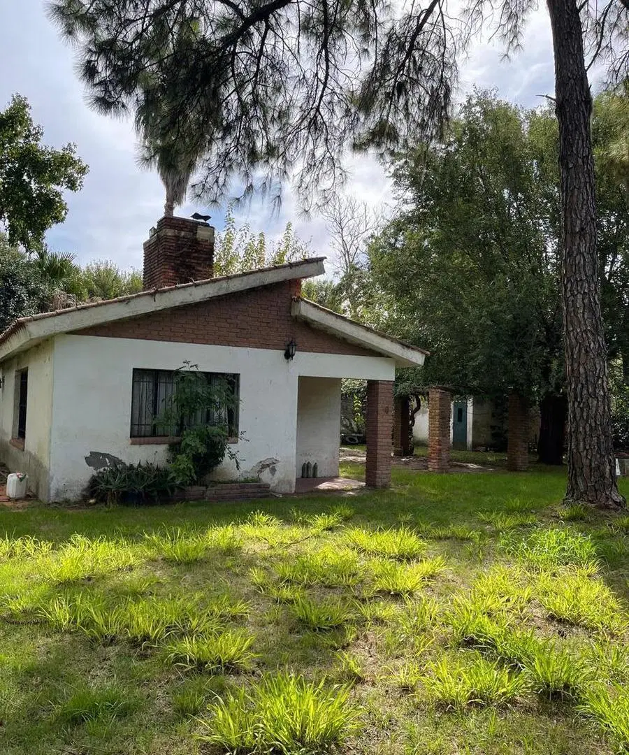 Casa a reciclar en zona arbolada en Funes 2