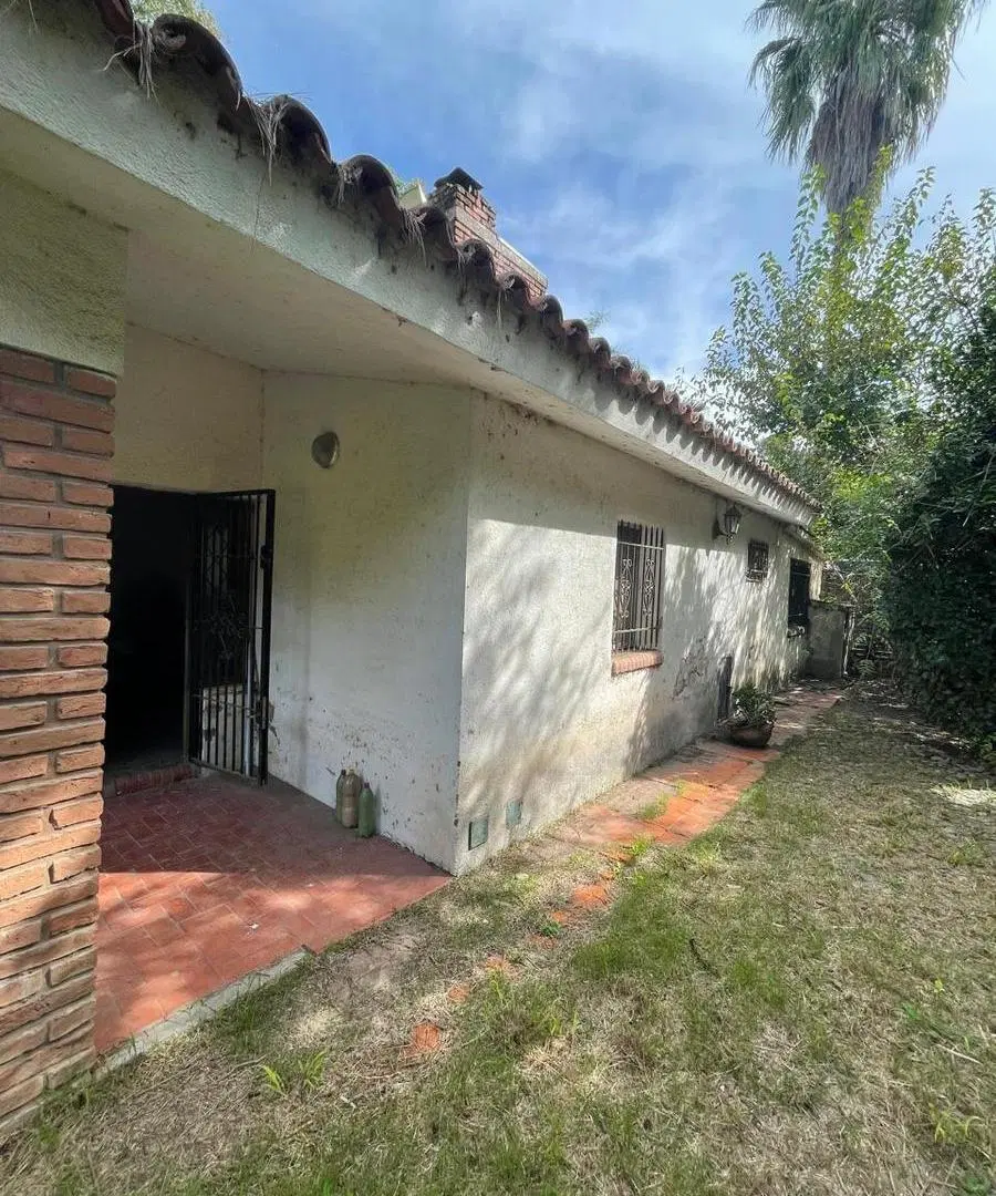 Casa a reciclar en zona arbolada en Funes 3