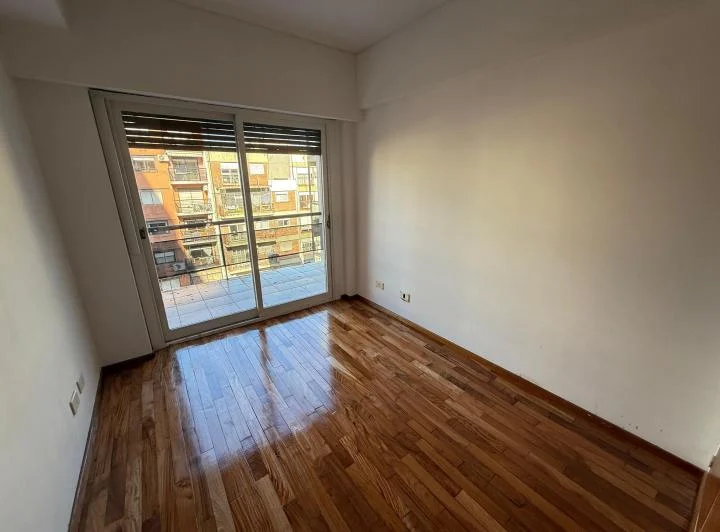 HERMOSO SEMIPISO 3 AMBIENTES CON DEPENDENCIA DE SERVICIO - COCHERA Y BAULERA 4