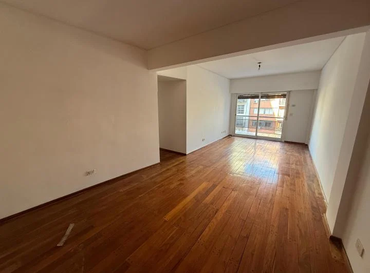 HERMOSO SEMIPISO 3 AMBIENTES CON DEPENDENCIA DE SERVICIO - COCHERA Y BAULERA 2