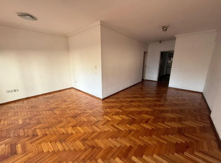 EXCELENTE DEPARTAMENTO 4 AMBIENTES CON DEPENDENCIA DE SERVICIO Y COCHERA 1