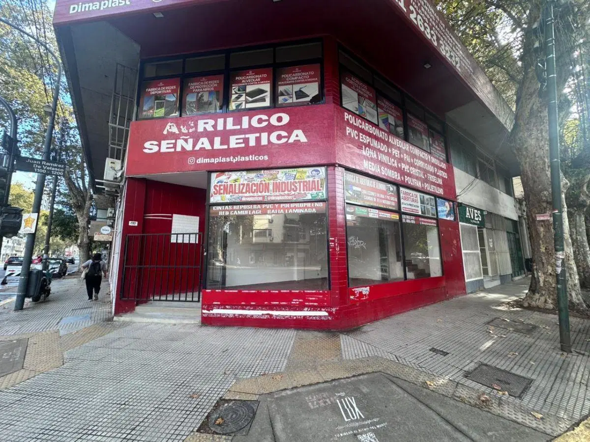EXCELENTE LOCAL EN ESQUINA SOBRE AVENIDA JUAN B. JUSTO - SIN EXPENSAS 3