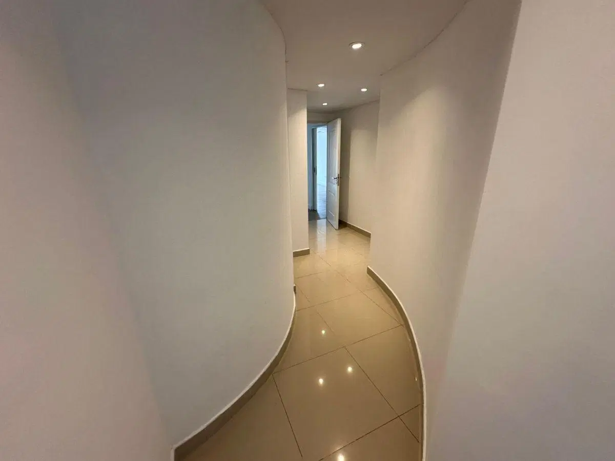 EXCELENTE PISO DE CATEGORÍA - 5 AMBIENTES AL FRENTE CON DEPENDENCIA Y COCHERA 5