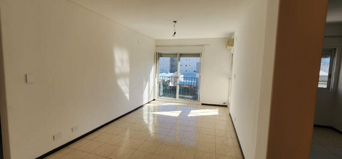 DEPARTAMENTO 3 AMBIENTES AL FRENTE CON BALCON Y COCHERA