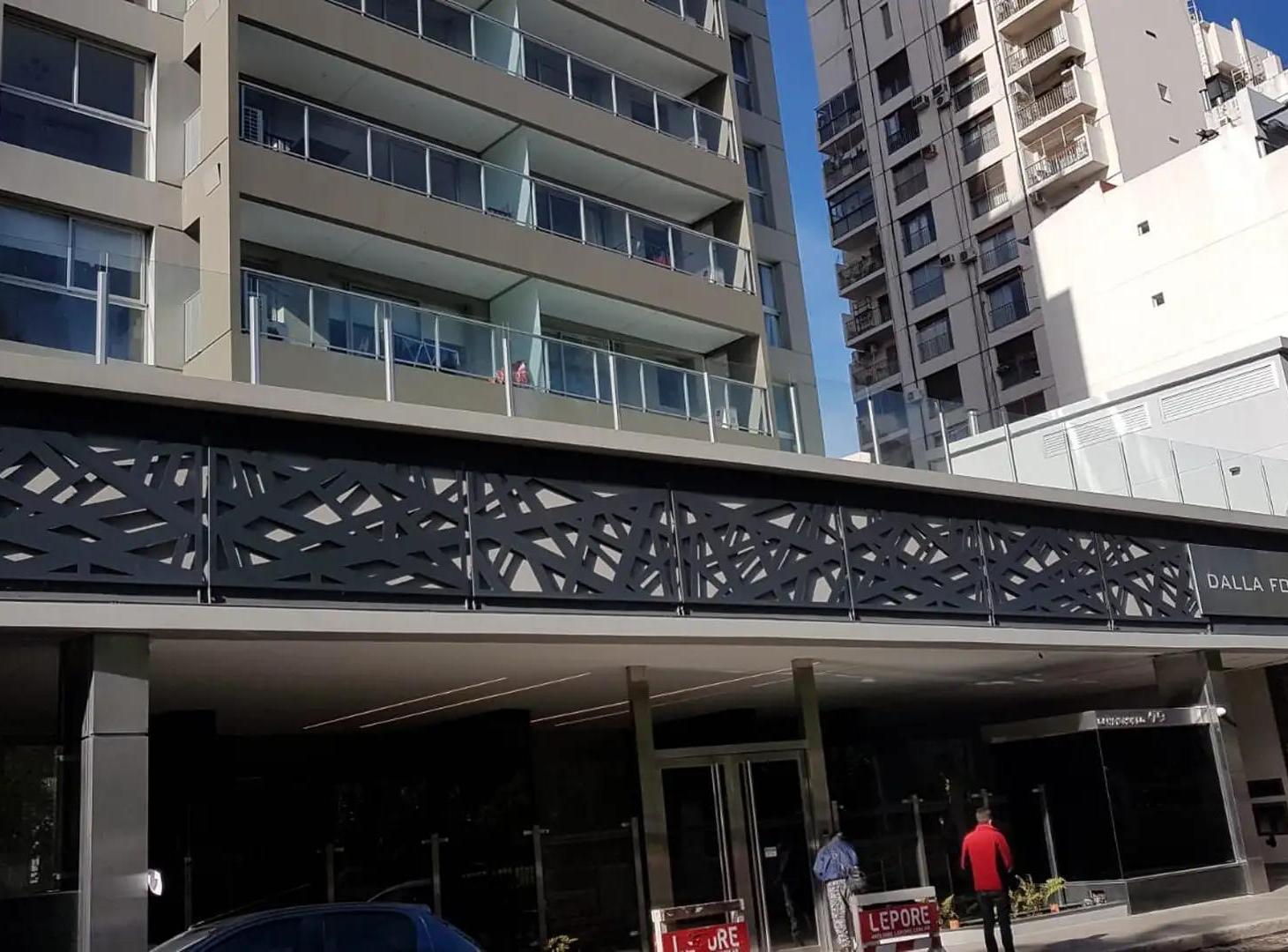 HERMOSO DEPARTAMENTO 3 AMBIENTES AL FRENTE CON BALCÓN - COCHERA FIJA Y BAULERA - TORRE DALLA FONTANA