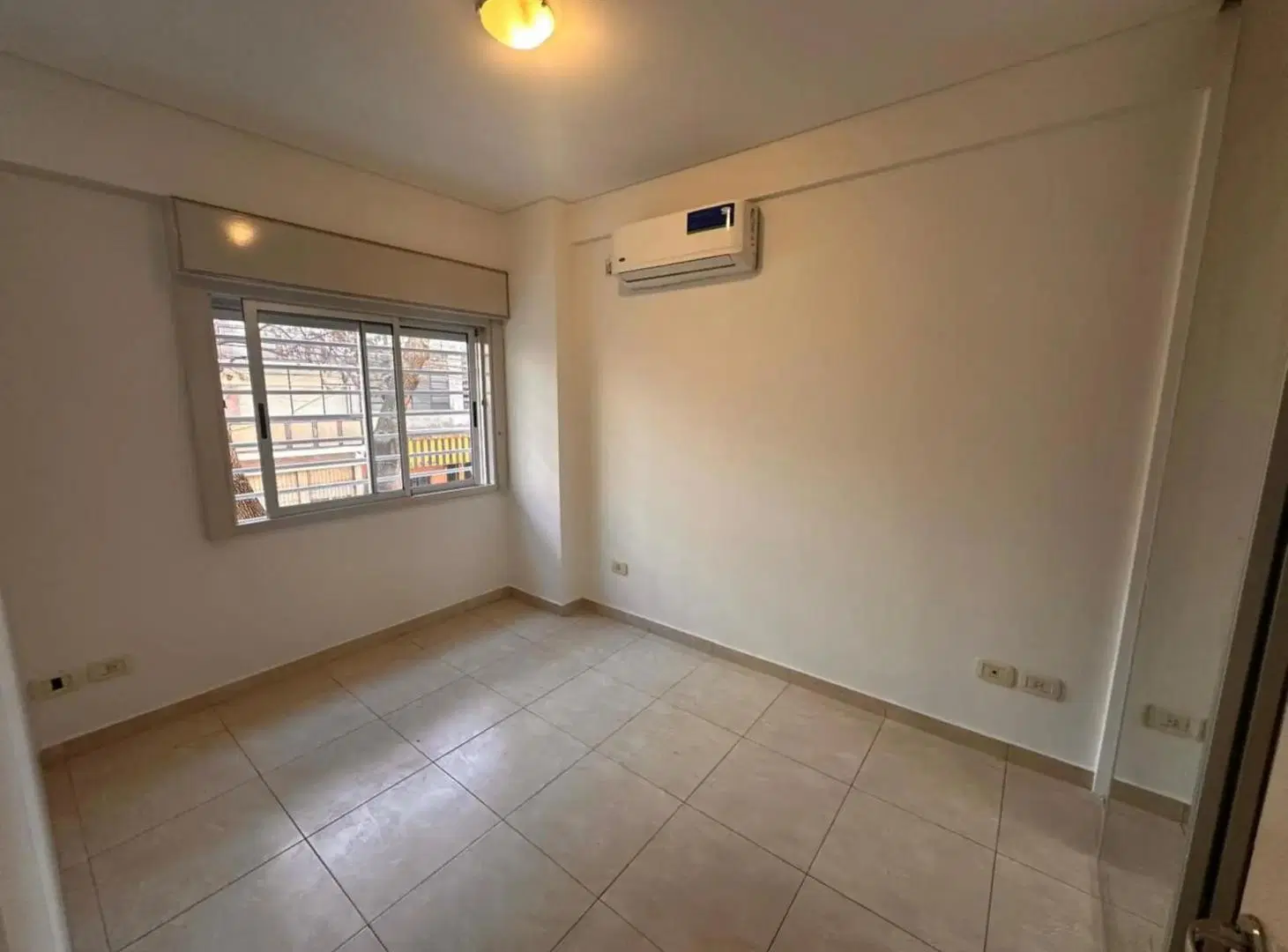 MODERNO DEPARTAMENTO 2 AMBIENTES AL FRENTE CON BALCÓN - APTO PROFESIONAL 5