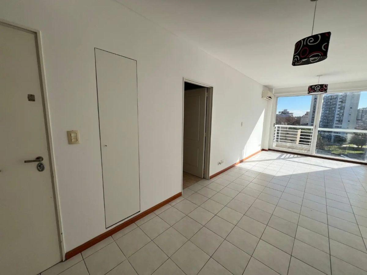 Foto de DEPARTAMENTO MONOAMBIENTE CONTRAFRENTE CON PEQUEÑO BALCÓN - APTO, imagen 2