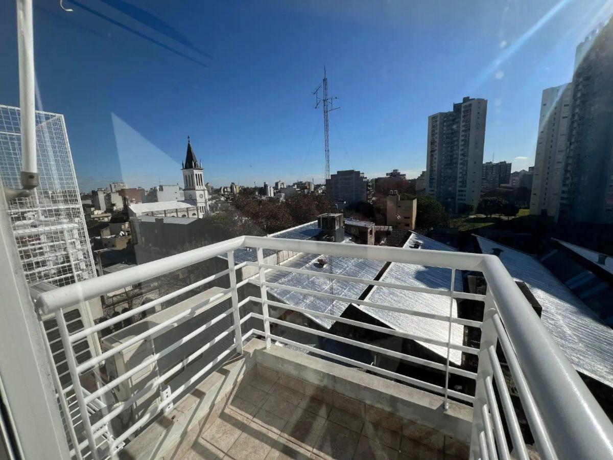 Foto de DEPARTAMENTO MONOAMBIENTE CONTRAFRENTE CON PEQUEÑO BALCÓN - APTO, imagen 3