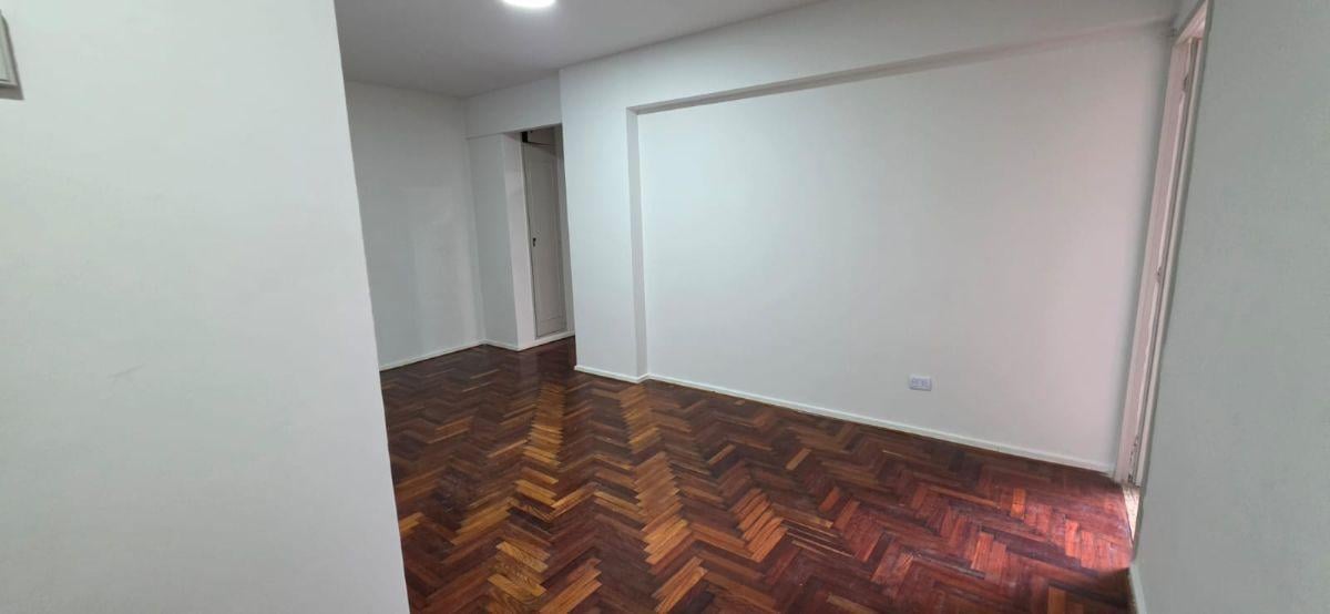 Foto de AMPLIO DEPARTAMENTO 2 AMBIENTES - EXCELENTE UBICACIÓN, imagen 3