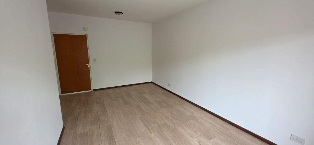 Foto de SEMIPISO 3 AMBIENTES AL FRENTE CON BALCÓN Y COCHERA FIJA CUBIERTA, imagen 5