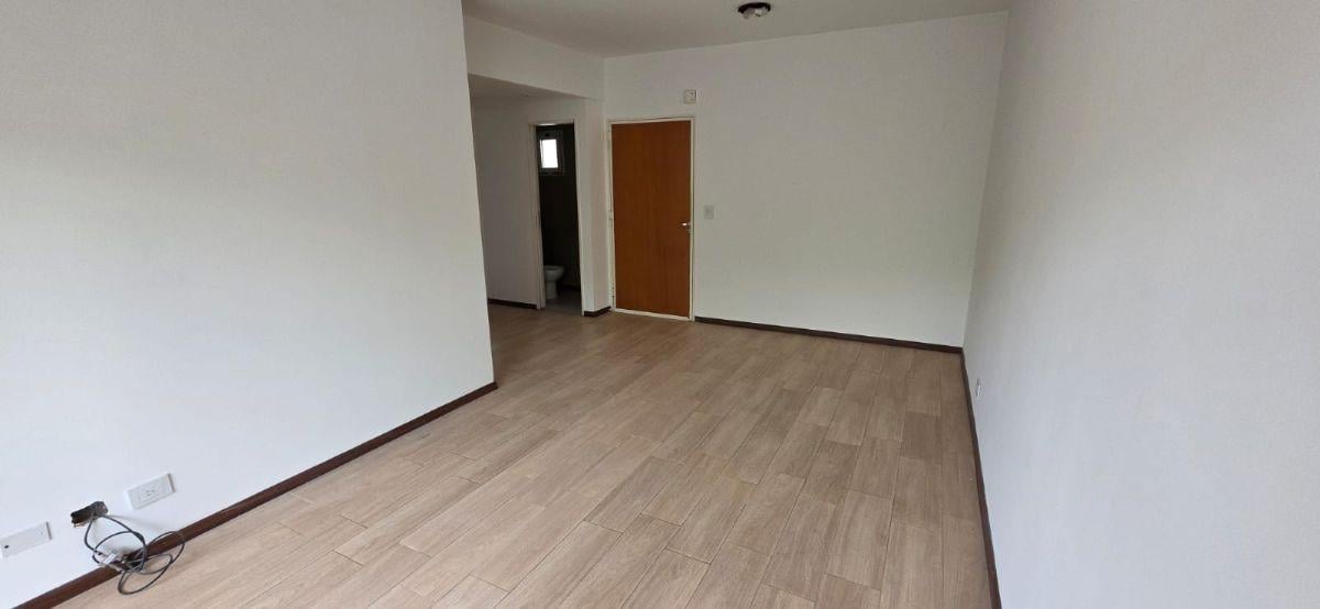 Foto de SEMIPISO 3 AMBIENTES AL FRENTE CON BALCÓN Y COCHERA FIJA CUBIERTA, imagen 4