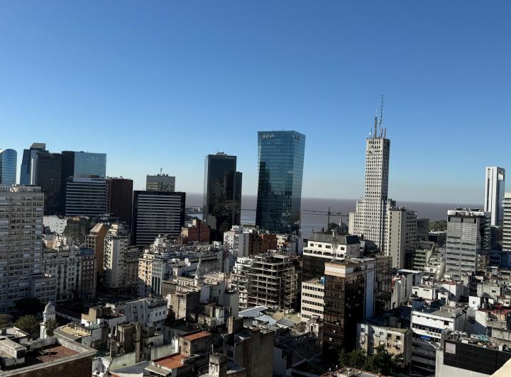 Ubicación Estratégica Oficinas Premium Vista Panorámica al Río – Galería Jardín
