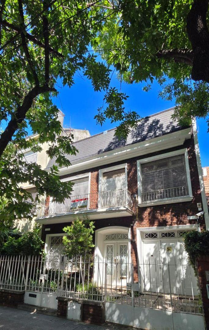 Casa Estilo Francés con Jardín y Piscina con ascensor, 3/4 dorm + d/s cochera