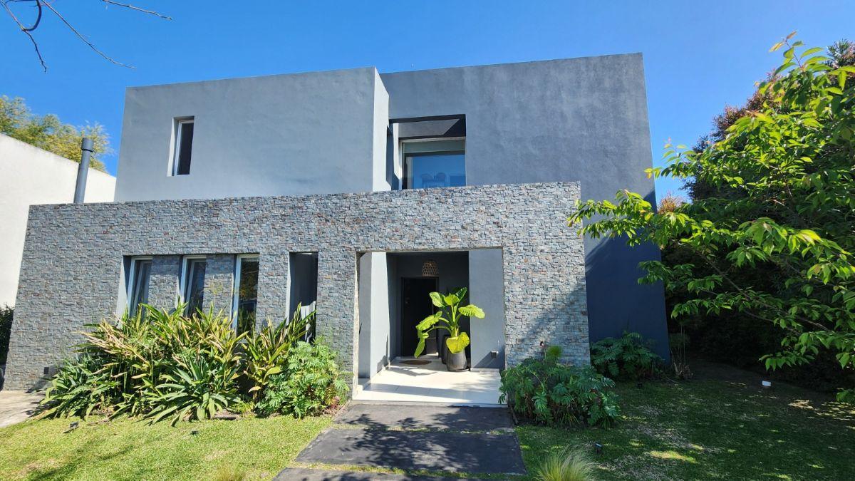 Moderna casa sobre lote interno en Barbarita