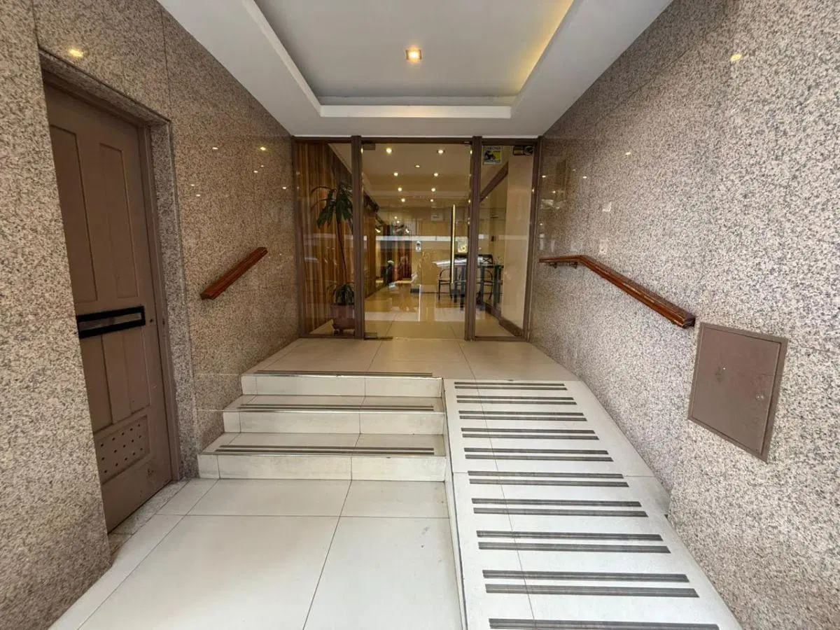 Belgrano , Semipiso 4 ambientes d/s , 3 baños, 2 patios, sup total 132 m2 3