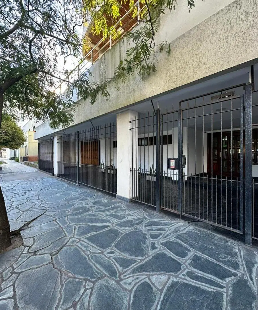 VENTA -IMPORTANTE DEPTO 4 AMB.ZONA GUEMES -AL FRENTE CON QUINCHO PROPIO- TERRAZA- COCHERA- BAULERAC 2