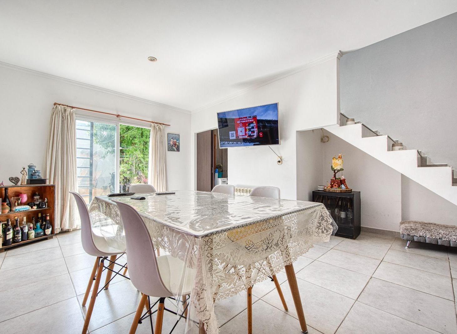 Venta PH 4 ambientes al frente con parque propio y entrada independiente