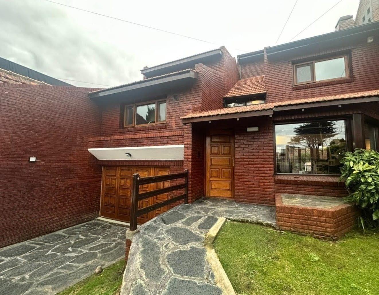 VENTA IMPORTANTE CHALET 8 AMB.-CONSTITUCION- IMPECABLE.-PARQUE- COCHERAS-APTO CREDITO-PERMUTA-
