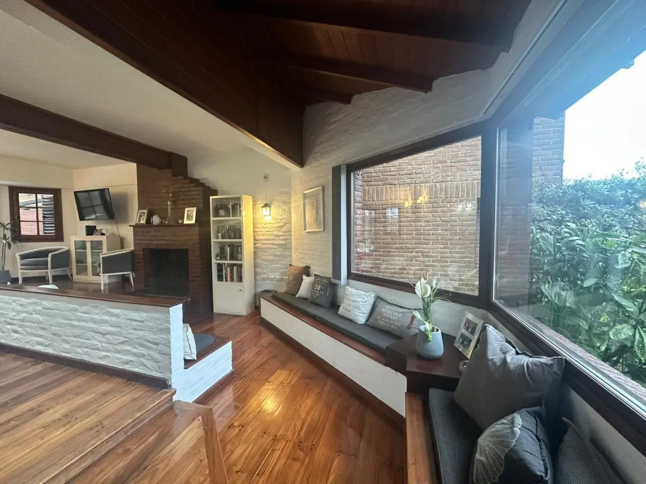 VENTA IMPORTANTE CHALET 8 AMB.-CONSTITUCION- IMPECABLE.-PARQUE- COCHERAS-APTO CREDITO-PERMUTA- 2
