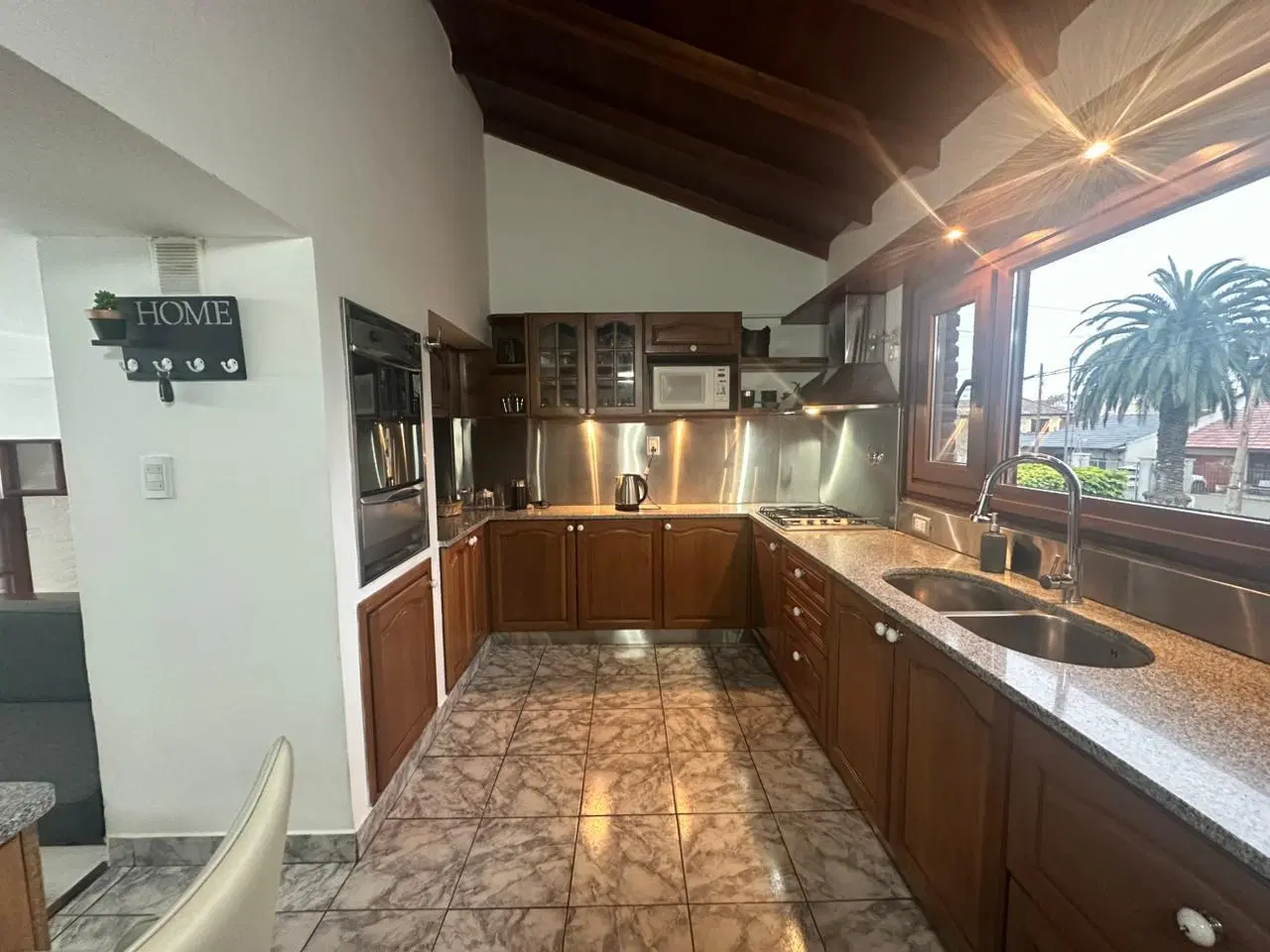 VENTA IMPORTANTE CHALET 4 AMB.-CONSTITUCION- IMPECABLE.-PARQUE- COCHERAS-APTO CREDITO-PERMUTA- 5
