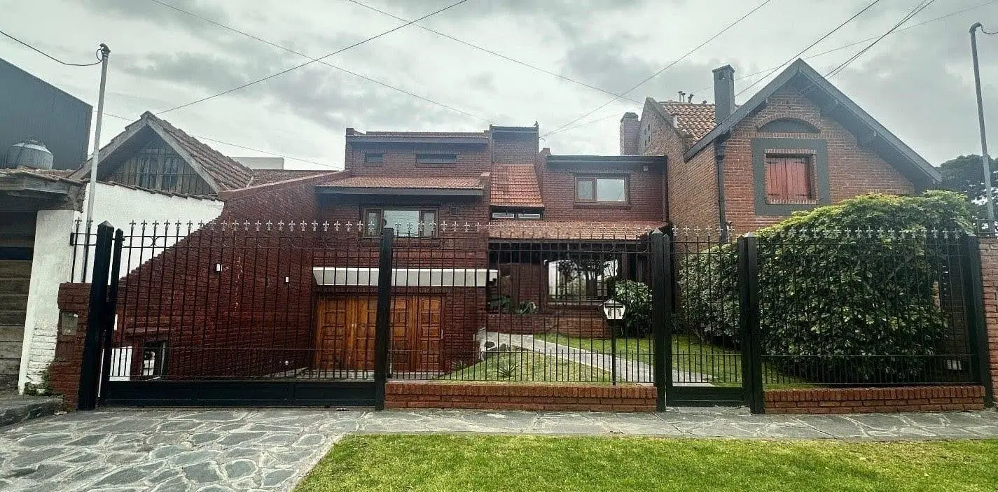 VENTA IMPORTANTE CHALET 4 AMB.-CONSTITUCION- IMPECABLE.-PARQUE- COCHERAS-APTO CREDITO-PERMUTA- 4