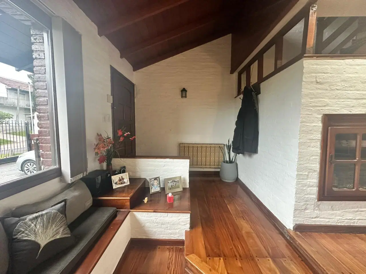 VENTA IMPORTANTE CHALET 4 AMB.-CONSTITUCION- IMPECABLE.-PARQUE- COCHERAS-APTO CREDITO-PERMUTA- 2