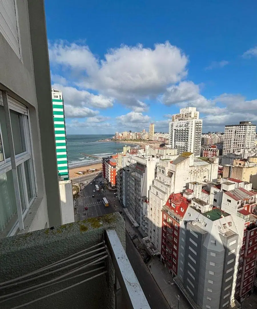 Venta departamento de 3 ambientes a la calle con balcón y vista al mar 5