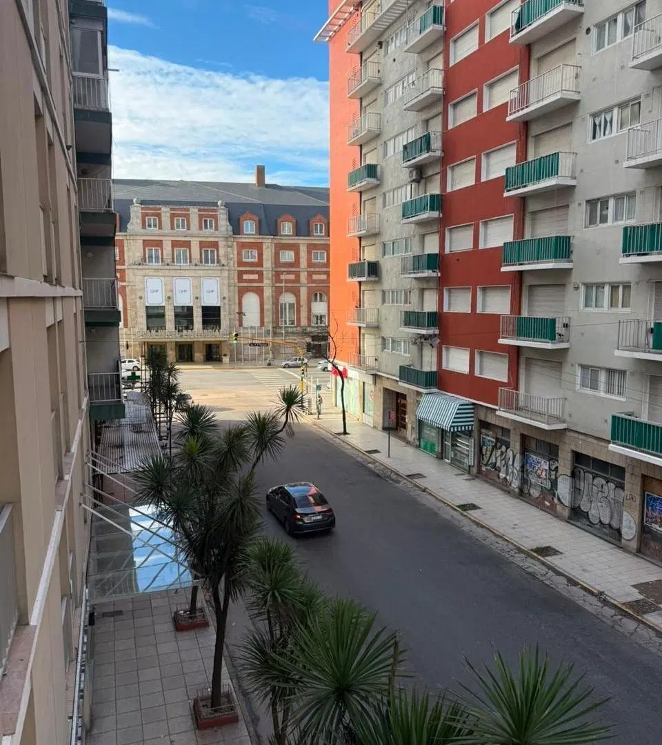 VENTA DEPARTAMENTO 2 AMBIENTES CON DEPENDENCIA Y BALCÓN A LA CALLE 4