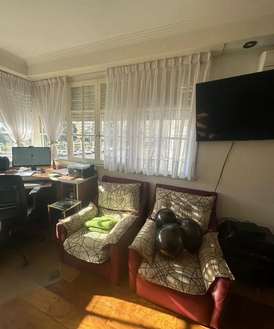 Vendo Departamento 3 Ambientes con Balcon Frente a Plaza Colon - Excelente Estado y Vista 2