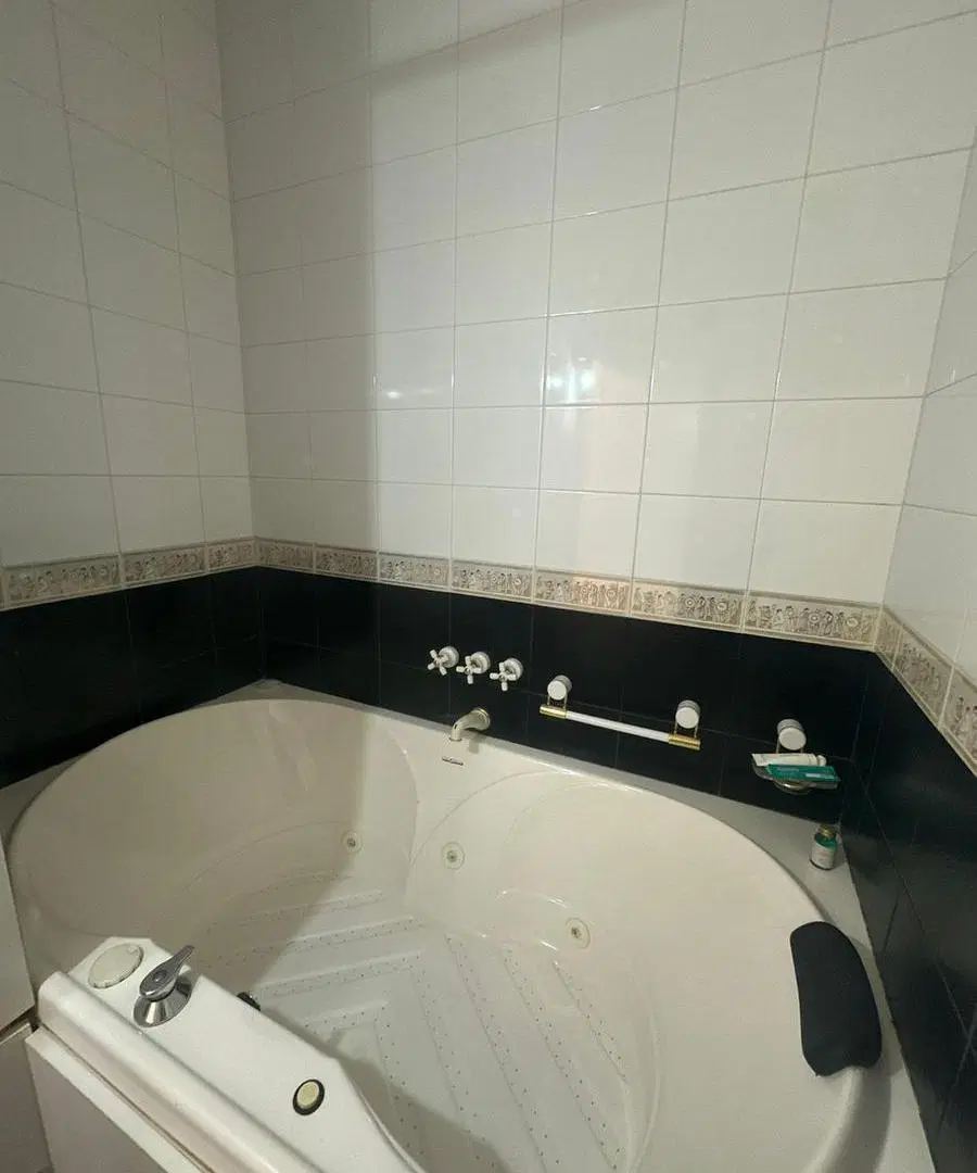 Vendo Departamento 3 Ambientes con Balcon Frente a Plaza Colon - Excelente Estado y Vista 3