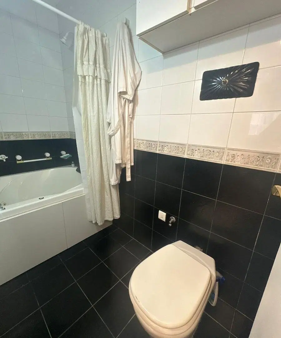 Vendo Departamento 3 Ambientes con Balcon Frente a Plaza Colon - Excelente Estado y Vista 4