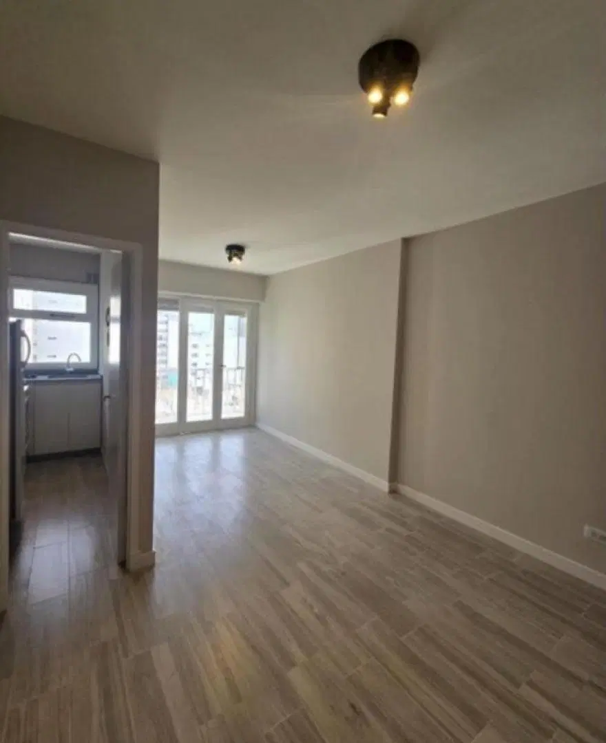 Departamento en Venta 1 Ambiente y Medio a La Calle con Balcón Saliente 3