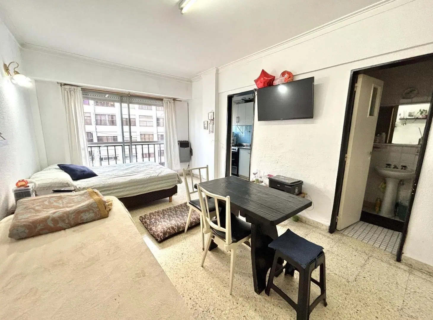 Venta departamento de 1 ambiente al contrafrente abierto. Zona Güemes 3