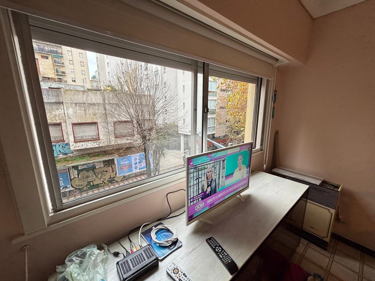 Foto de VENTA DEPARTAMENTO 2 AMBIENTES AL FRENTE TODO EXTERNO CON COCHERA CUBIERTA | ZONA PLAZA MITRE, imagen 3