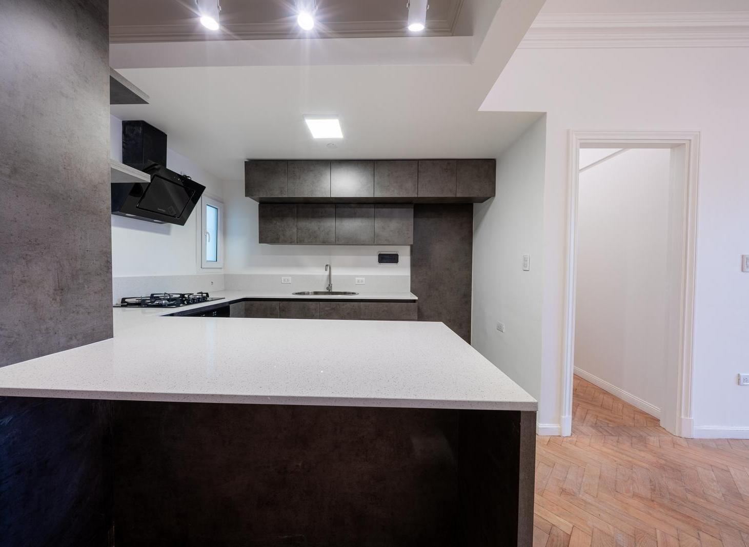 Foto de VENTA DEPARTAMENTO 4 AMBIENTES AL CONTRAFRENTE TOTALMENTE RECICLADO | ZONA PLAZA MITRE, imagen 2