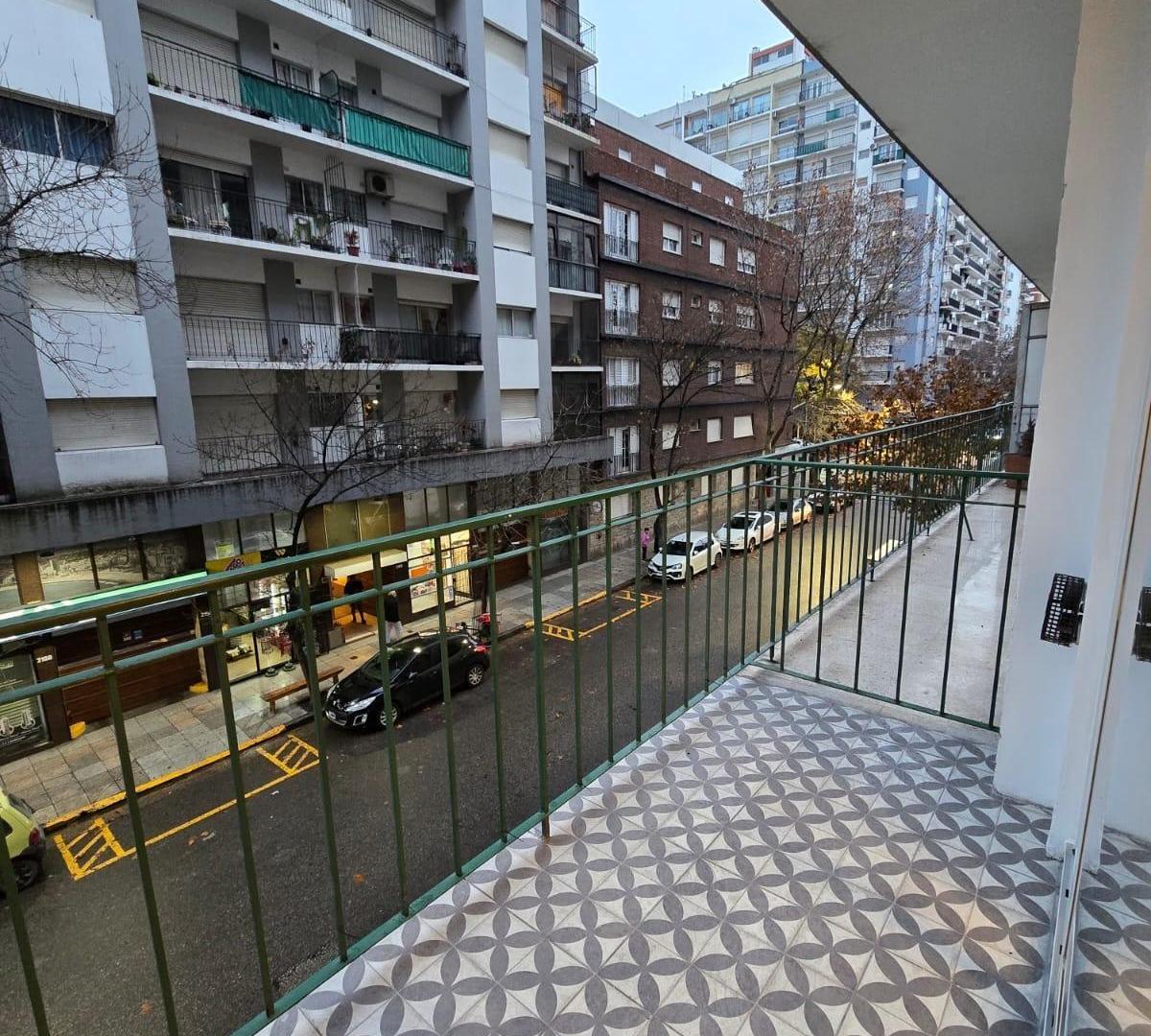 Foto de VENTA DEPARTAMENTO 2 AMBIENTES AL FRENTE CON DEPENDENCIA Y BALCÓN SALIENTE, imagen 2