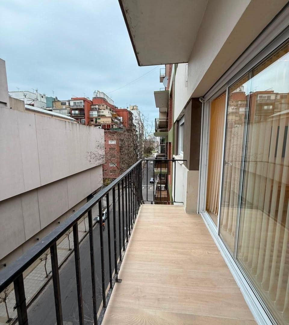 Foto de VENTA DEPARTAMENTO 3 AMBIENTES A LA CALLE CON BALCÓN ZONA PLAZA COLÓN, imagen 1