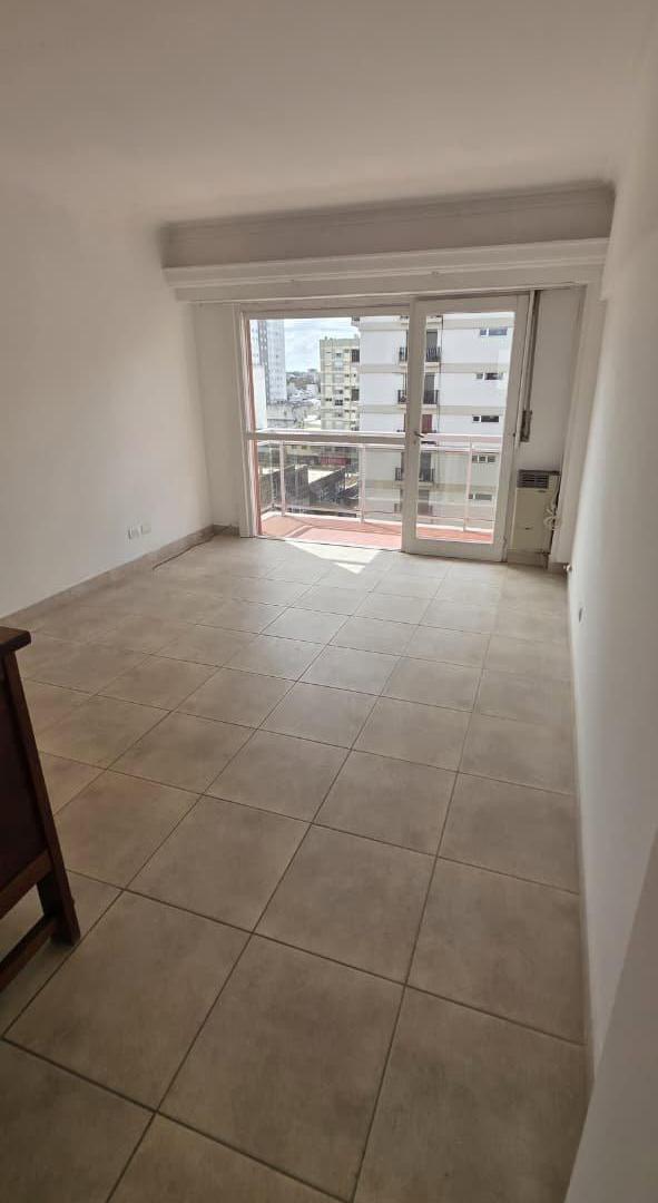 Foto de VENTA DEPARTAMENTO 2 AMBIENTES AL FRENTE CON BALCÓN Y DEPENDENCIA |, imagen 4