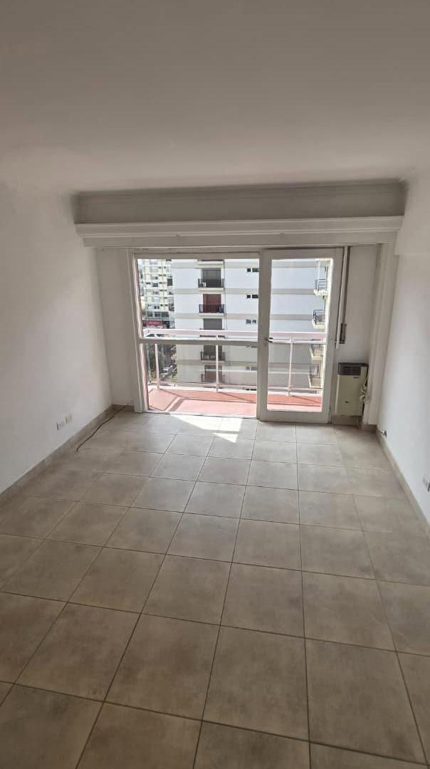Foto de VENTA DEPARTAMENTO 2 AMBIENTES AL FRENTE CON BALCÓN Y DEPENDENCIA |, imagen 1