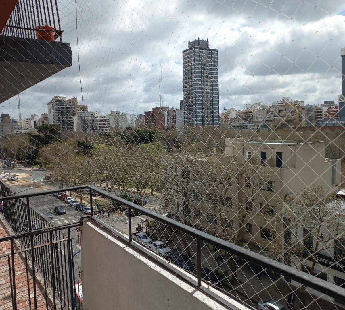 Foto de VENTA DEPARTAMENTO 2 AMBIENTES AL FRENTE CON BALCÓN | VISTA A PLAZA SAN, imagen 4