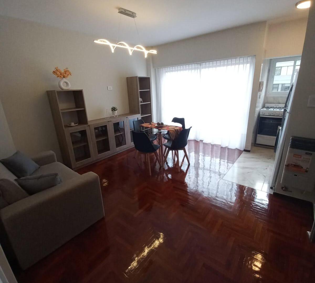 Foto de VENTA DEPARTAMENTO 2 AMBIENTES AL FRENTE CON BALCÓN | VISTA A PLAZA SAN, imagen 2