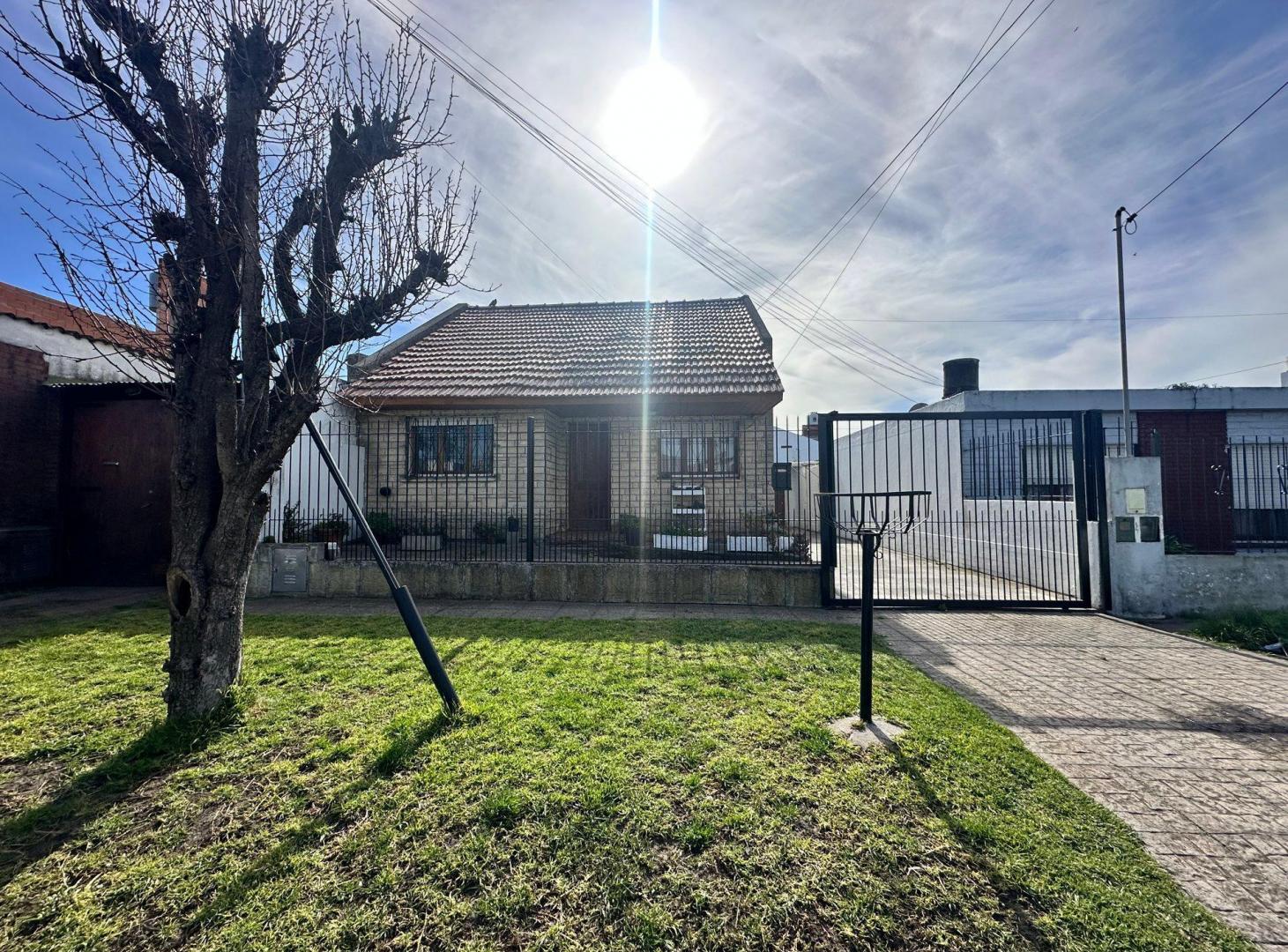 Foto de Venta casa de 4 ambientes con parque en zona El Progreso, imagen 1