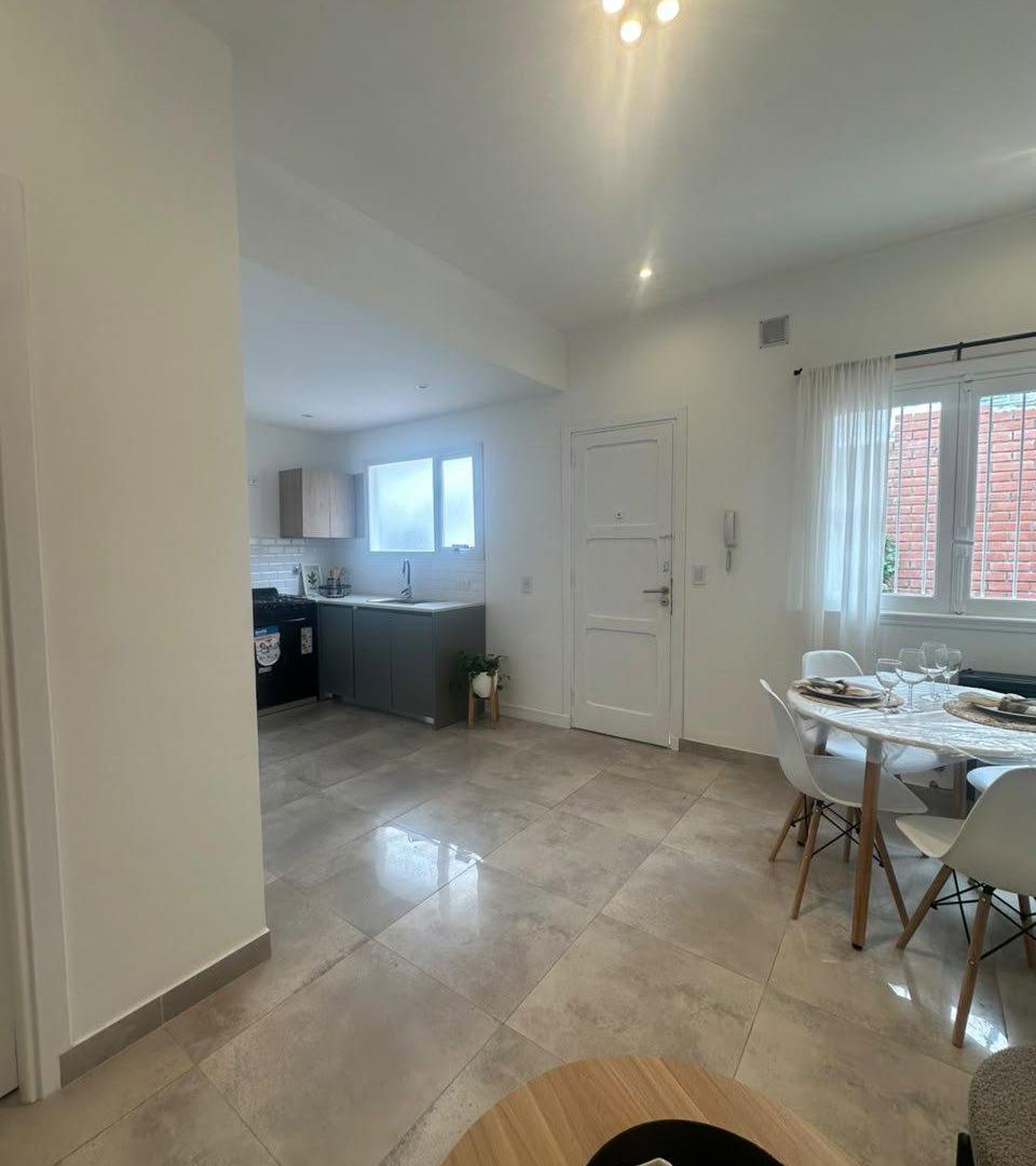 Foto de VENTA PH DE 2 AMB. ZONA MACROCENTRO. RECICLADO, AMOBLADO Y EQUIPADO, imagen 4