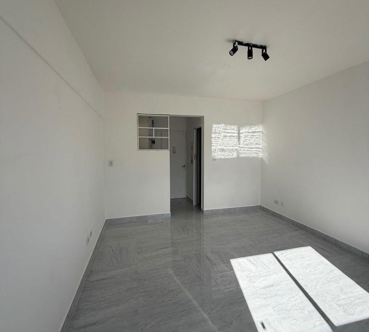 Foto de VENTA DEPARTAMENTO DE 1 AMBIENTE RECICLADO AL CONTRAFRENTE. ZONA PLAZA, imagen 1
