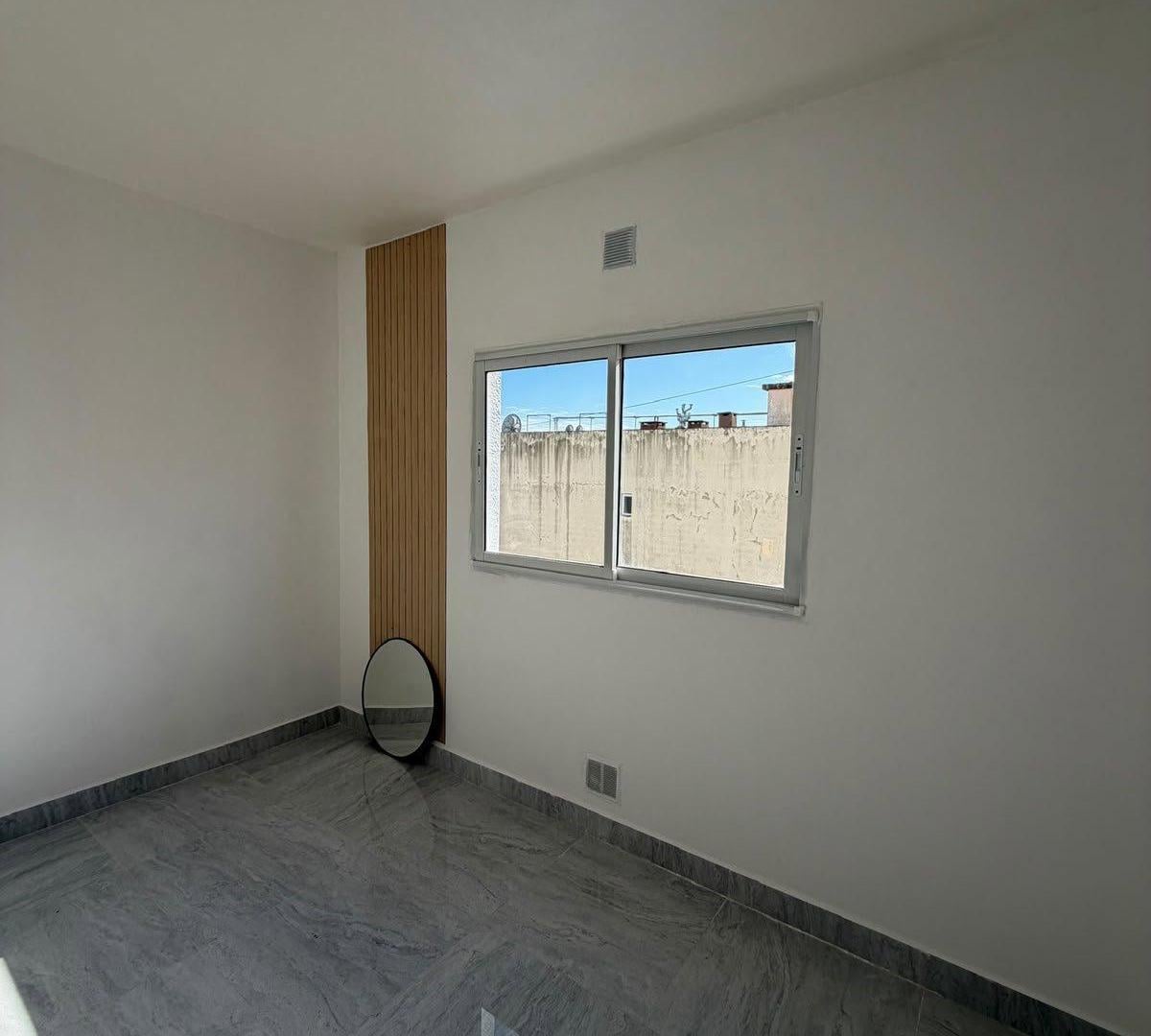 Foto de VENTA DEPARTAMENTO DE 1 AMBIENTE RECICLADO AL CONTRAFRENTE. ZONA PLAZA, imagen 2