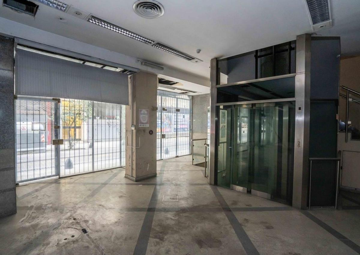 SUP. 1.000 M2 - FRENTE 20m2!!!! EX BANCO con BOVEDA SUBSUELO, P. BAJA+1ER PISO