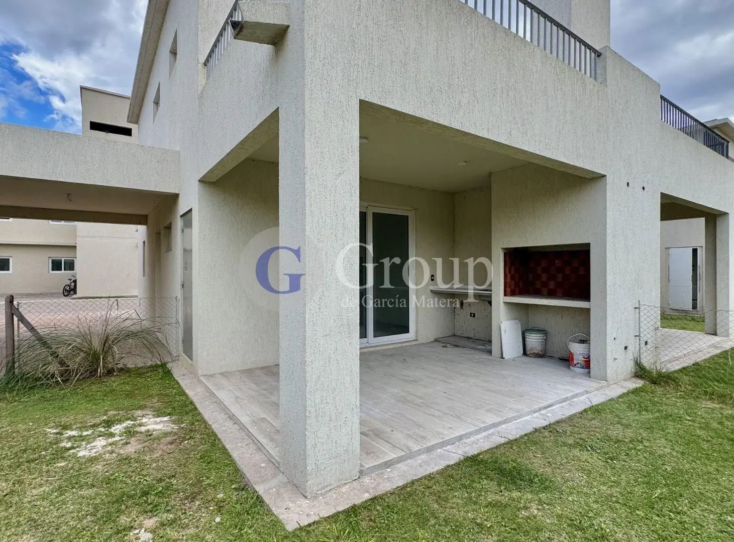 Casa duplex en alquiler con terraza en Chic Village, Pilar 3