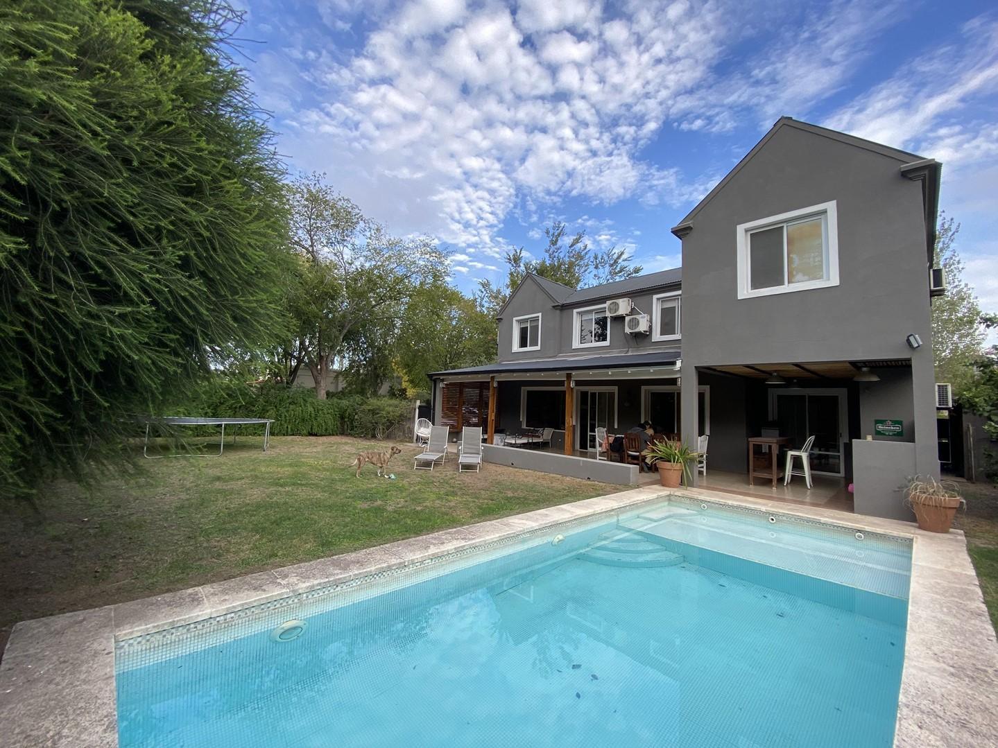 Casa en venta en Roble Joven, Pilar con pileta