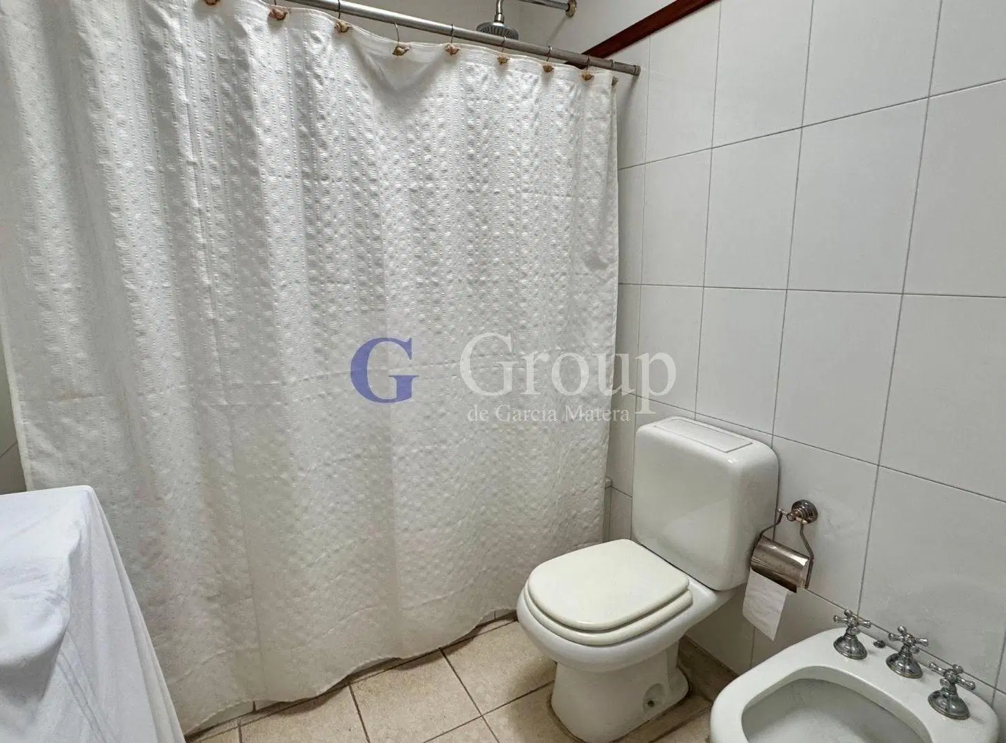 Exclusiva casa sobre lote central al golf con pileta y 5 suites en Highland Park 8